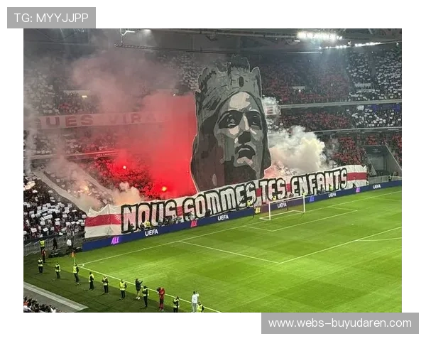 欧冠赛场致敬传奇球员，看台横幅与TIFO成文化符号