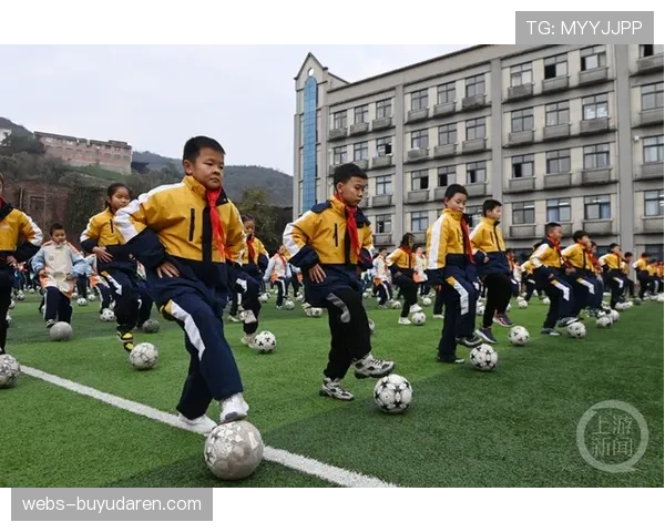 巴黎郊区社区足球中心揭幕，旨在为移民社区青少年提供训练场地
